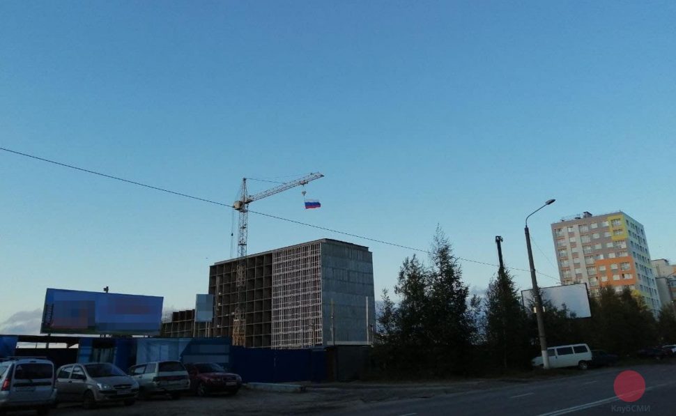 Флаг России подняли на строительном кране в Северодвинске